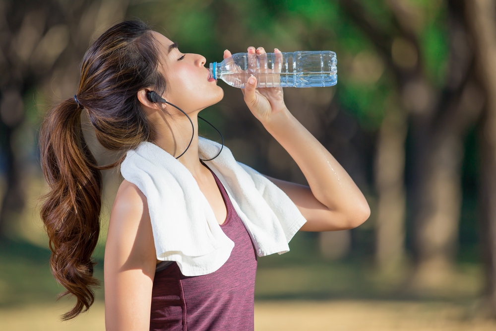 Uống nước nhiều có giúp làn da đẹp hơn không? Giải đáp từ góc nhìn chăm sóc da